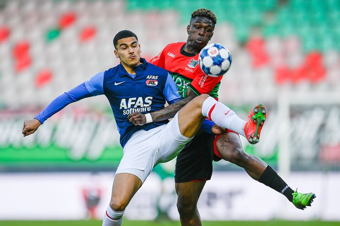 Kevin Bukusu zit als NEC-speler Zakaria Aboukhlal van Jong AZ op de huid.