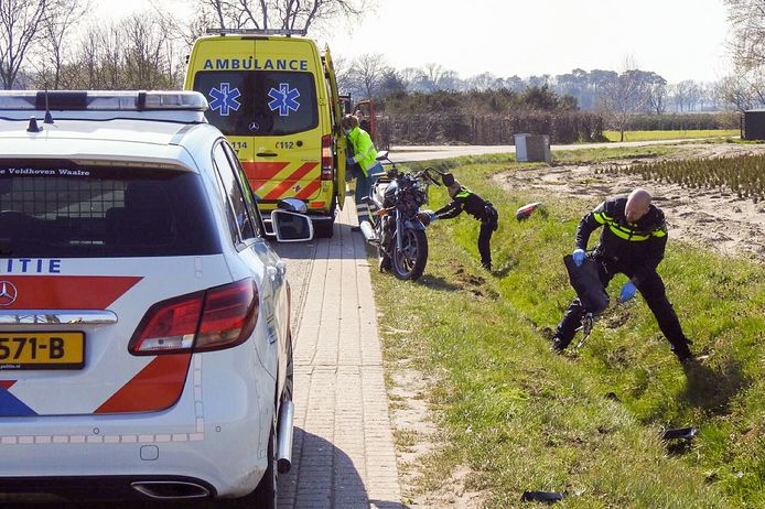Een motorrijder is naar het ziekenhuis gebracht na een ongeluk in Veldhoven.