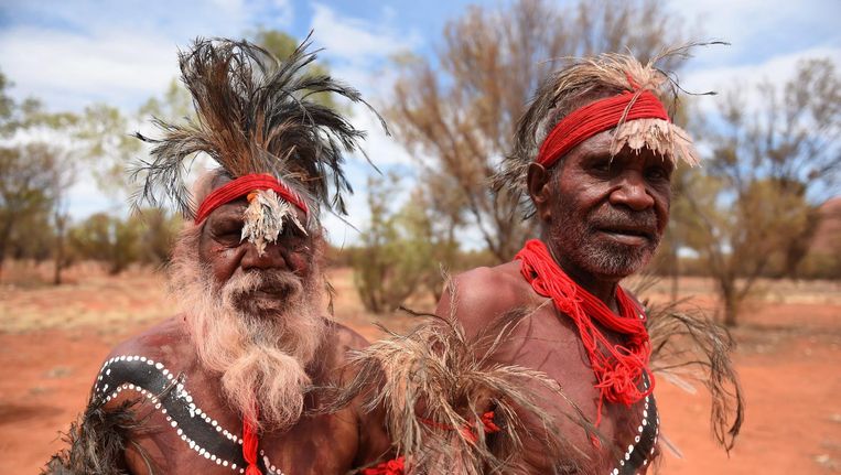 Twee Aboriginal mannen tijdens de viering van de terugkeer van de rotsen Uluru en Kata als hun eigendom Beeld epa