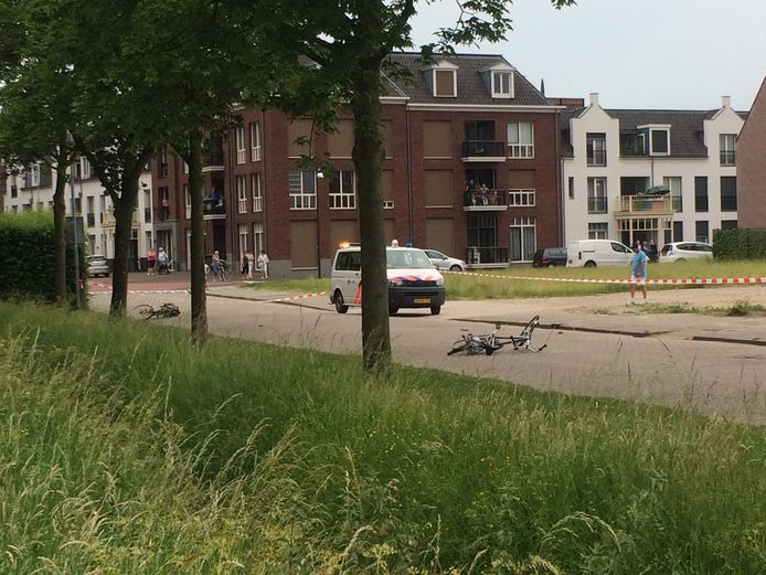 De twee fietsen na de aanrijding in Zaltbommel.