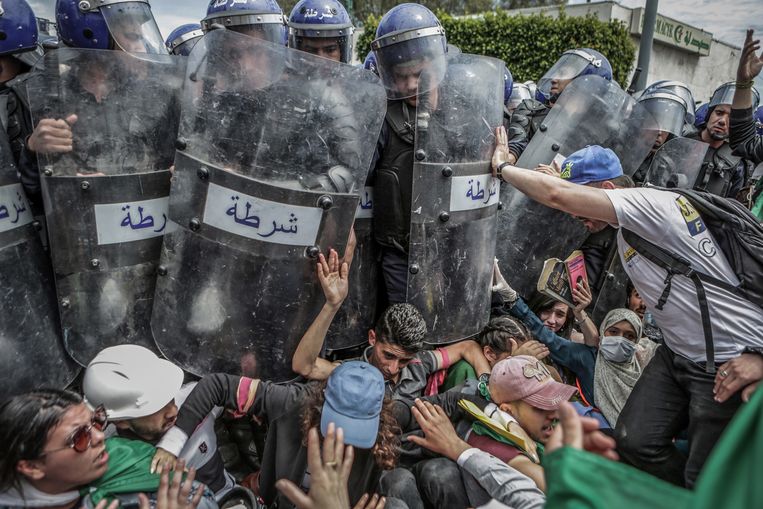 De foto die Farouk Batiche in mei 2019 maakte bij een demonstratie tegen het regime in Algerije werd verkozen tot nieuwsfoto van World Press in 2020. Beeld Farouk Batiche