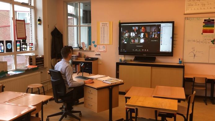 Leraar Danny geeft digitaal les aan zijn klas van De Bolster in Gilze via het programma Zoom. Via Zoom en Google Class kunnen de docenten met de leerlingen een dagprogramma draaien.