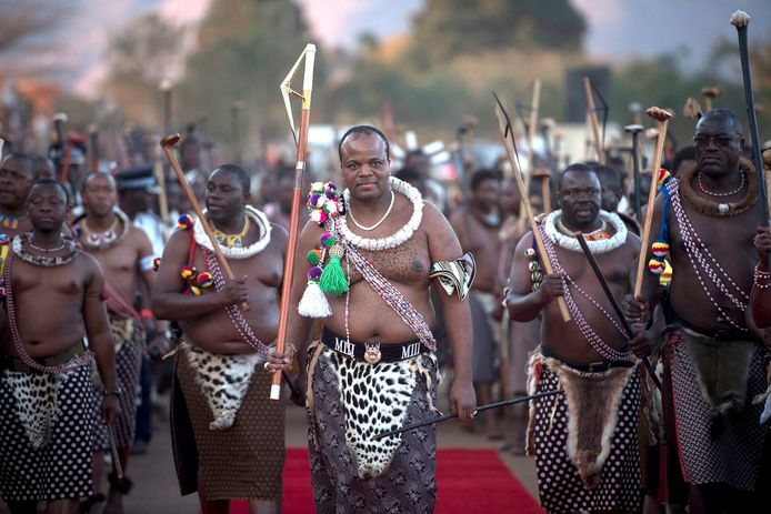 Koning Mswati III leidt de ceremonie op de jaarlijkse Rietdans waarbij ongehuwde en kinderloze vrouwen van het land vers gesneden riet aanbieden aan de vorst. Alleen meisjes en vrouwen die nog maagd zijn mogen meedoen. Foto EPA