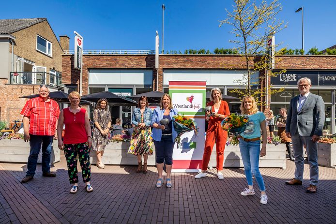 De winnaars van het WestlandHart van vorig jaar. Links vijf vrijwilligers van Fietsen voor m’n eten, twee vrijwilligers van School’s cool Westland en rechts wethouder Piet Vreugdenhil.
