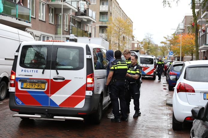 De politie arresteert een verdachte wegens mogelijke betrokkenheid bij een steekpartij in de Haagse Koningstraat, vorig jaar.
