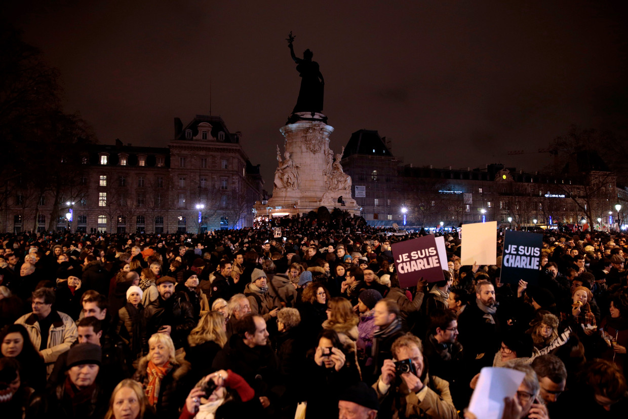 Januari 2015: in Parijs betuigen na de aanslag duizenden mensen hun steun aan ‘Charlie Hebdo’. Beeld AFP