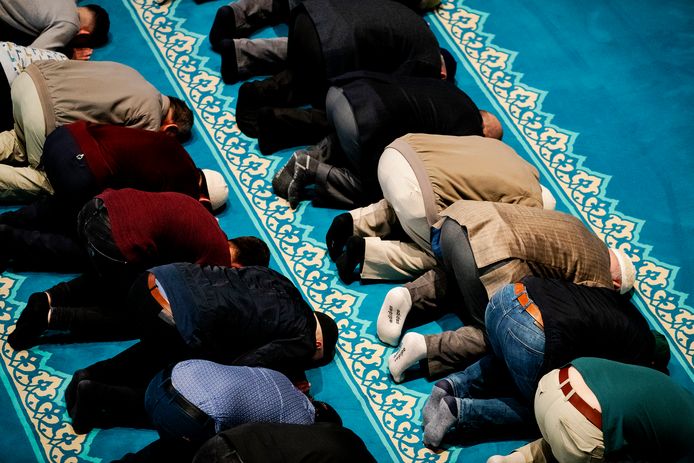 Archiefbeeld ter illustratie: moskeegangers tijdens het gebed