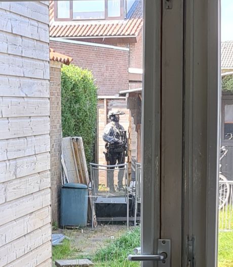 Politie in de tuin, politie in de lucht, overal in Nijmeegse wijk Hatert staat politie: ‘Dit is lijp man’