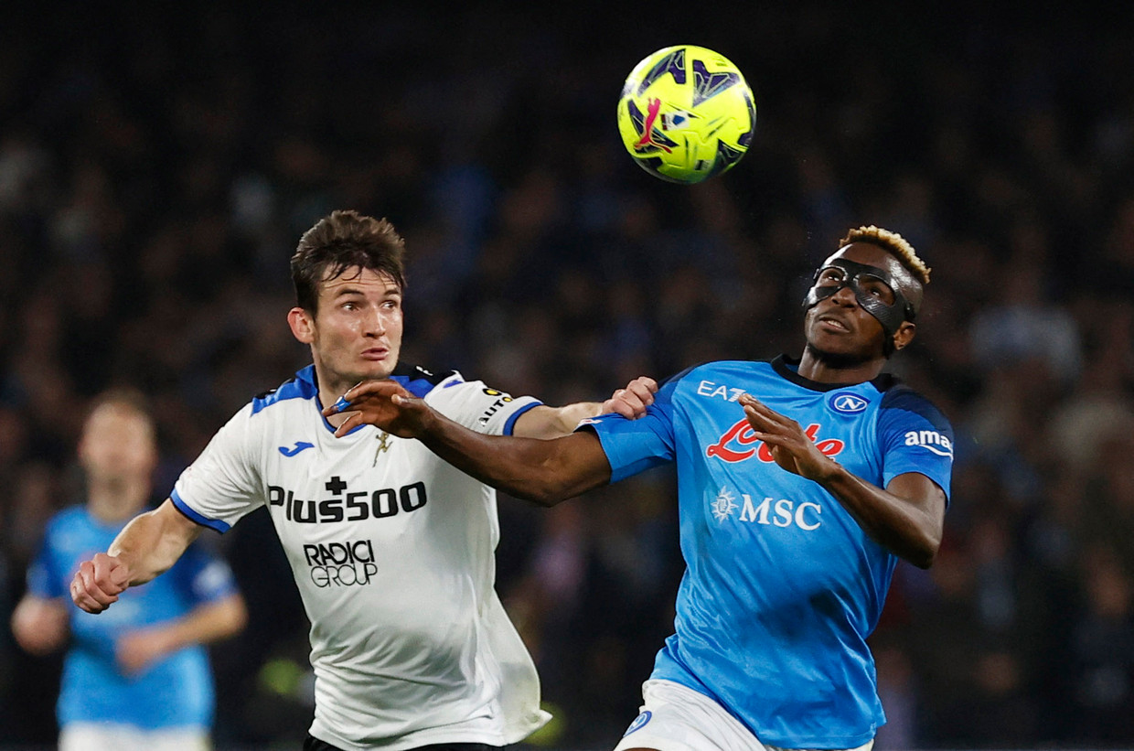 Marten de Roon namens Atalanta in duel met de topscorer van Napoli, Victor Osimhen.  Beeld Reuters