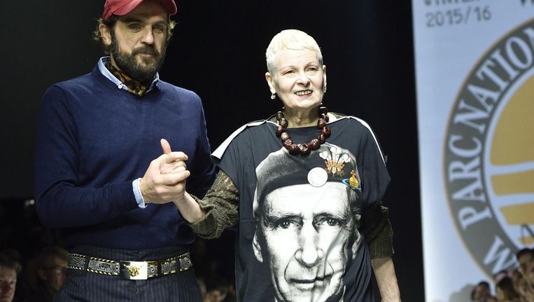 Vivienne Westwood, met het T-shirt waarop prins Charles te zien is, en haar man Andreas Kronthaler. Beeld AP