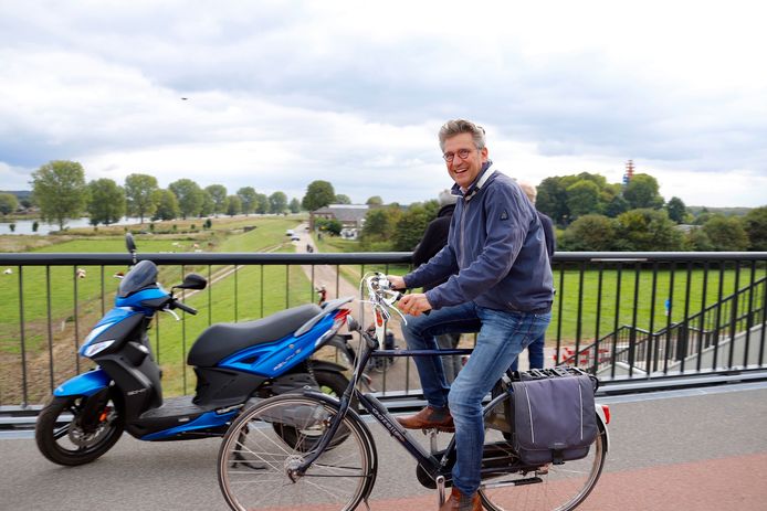 Burgemeester Wim Hillenaar op de nieuwe fietsbrug tussen Cuijk en Mook.
