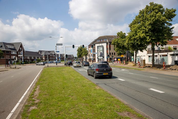 EINDHOVEN - Automobilisten krijgen op de Piuslaan straks een extra opstelstrook voor als ze linksaf de Leenderweg op willen draaien