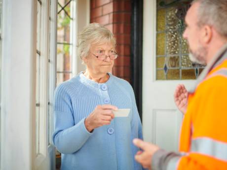 ‘Mijn moeder werd slachtoffer van een babbeltruc, kunnen we dat via de verzekering terugkrijgen?’