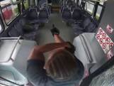 Chauffeur en passagier schieten in rijdende bus in VS
