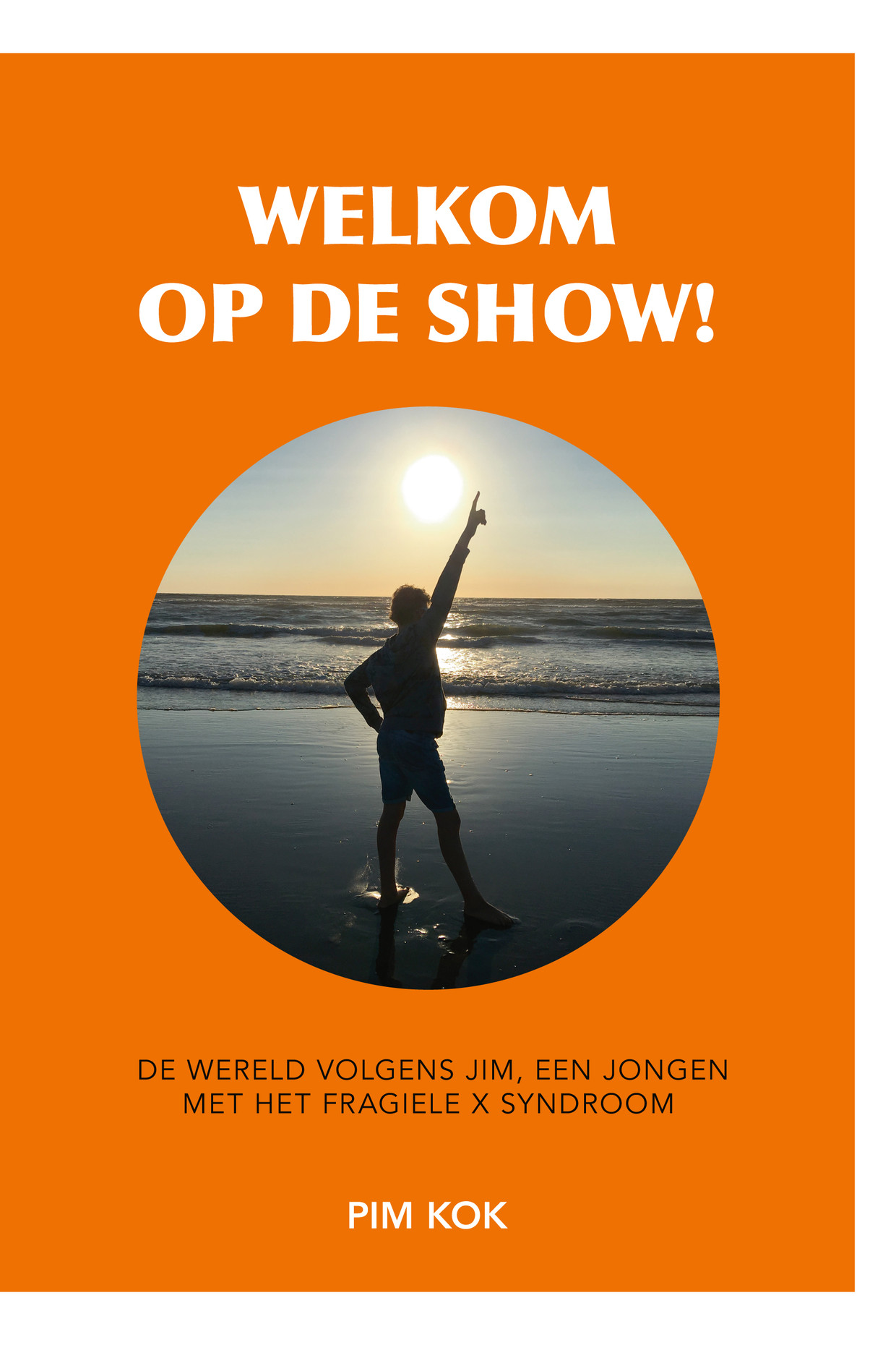 Pim Kok: Welkom op de show. Uitgeverij Olivia Media. € 14,99.  De opbrengst van het boek gaat naar de Fragiele X Vereniging Nederland. Beeld 
