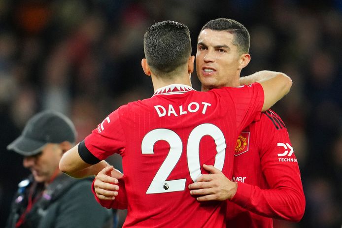 Ronaldo viert de zege van Manchester United met ploegmaat Dalot.