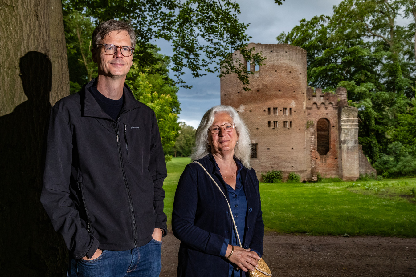 Archeologen Davy Kastelein en Marijke Nieuwenhuis bij de folly op kasteel De Haere in Olst.