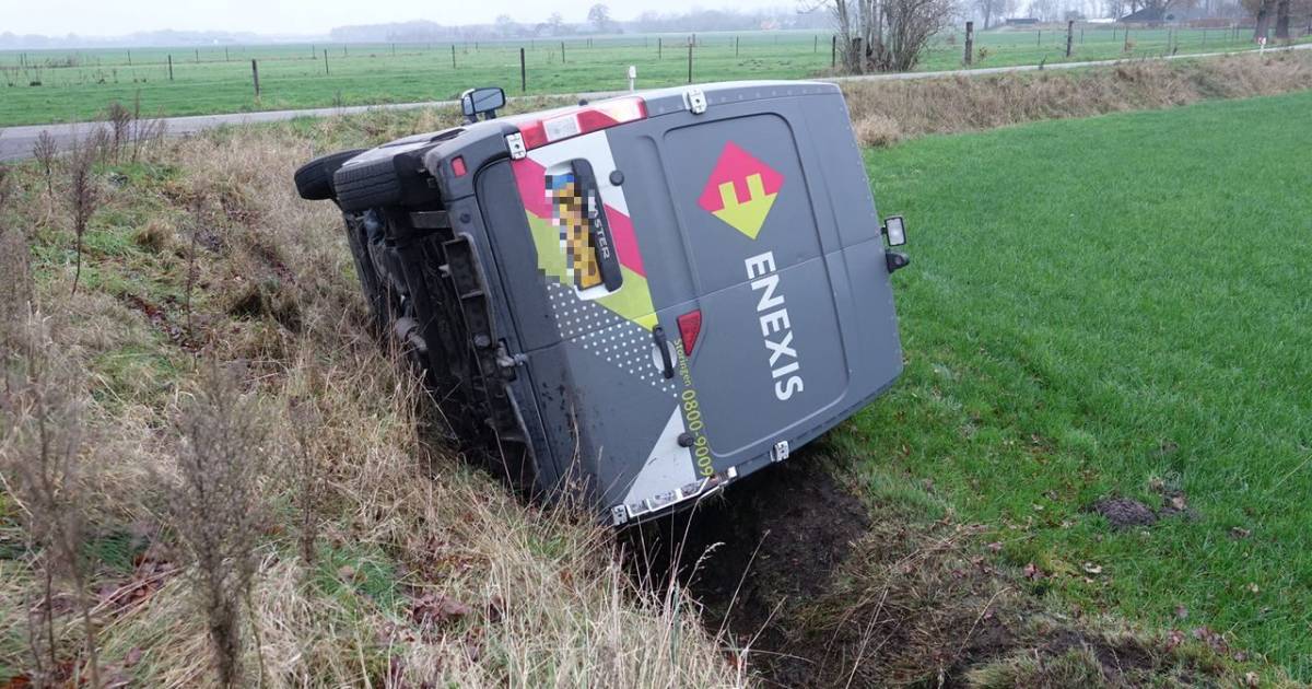 Bestuurder Enexis-busje belandt van wal in de sloot: ‘Hij schoot gewoon rechtdoor’