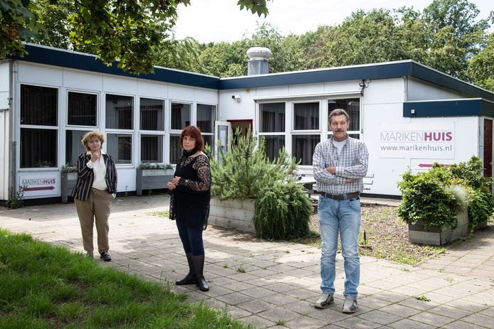 Ineke van Beek, Alice Gerritsen en Ruud Ruiter (v.l.n.r.) bij het Marikenhuis in Nijmegen.