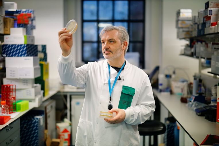 Dokter Paul McKay is op zoek naar een vaccin voor covid-19. Beeld AFP