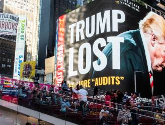 Gigantisch billboard op Times Square van groep Republikeinen roept Trump op te stoppen met aanvechten verkiezingsresultaten