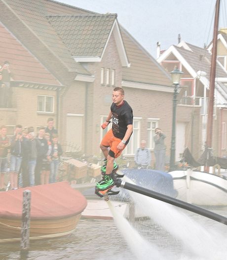 Flyboard-master Bo Krook in actie in Roelofarendsveen