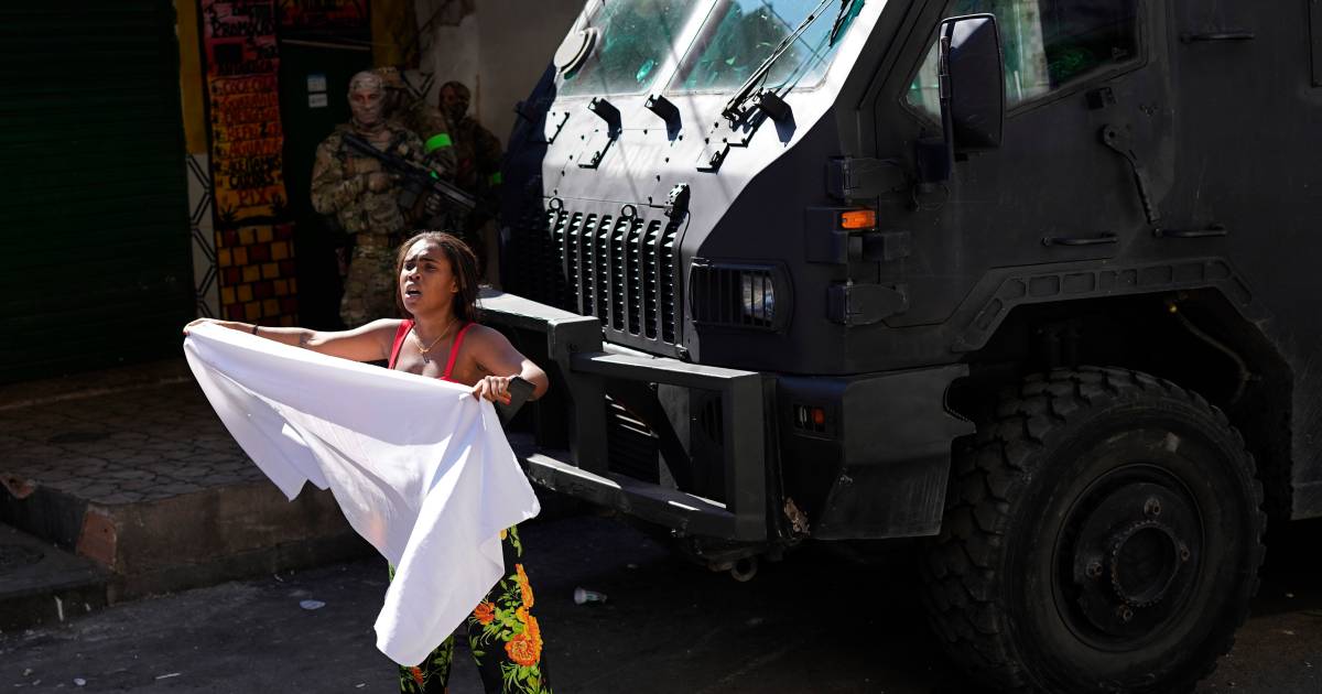 Almeno diciotto persone sono state uccise in un’operazione di polizia nella favela di Rio de Janeiro |  All’estero