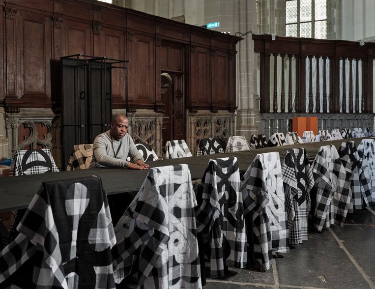 Marcel Pinas bij zijn installatie Moiwana 86 Tafaa (2019) in de Nieuwe Kerk in Amsterdam. 	 Beeld Erik Smits