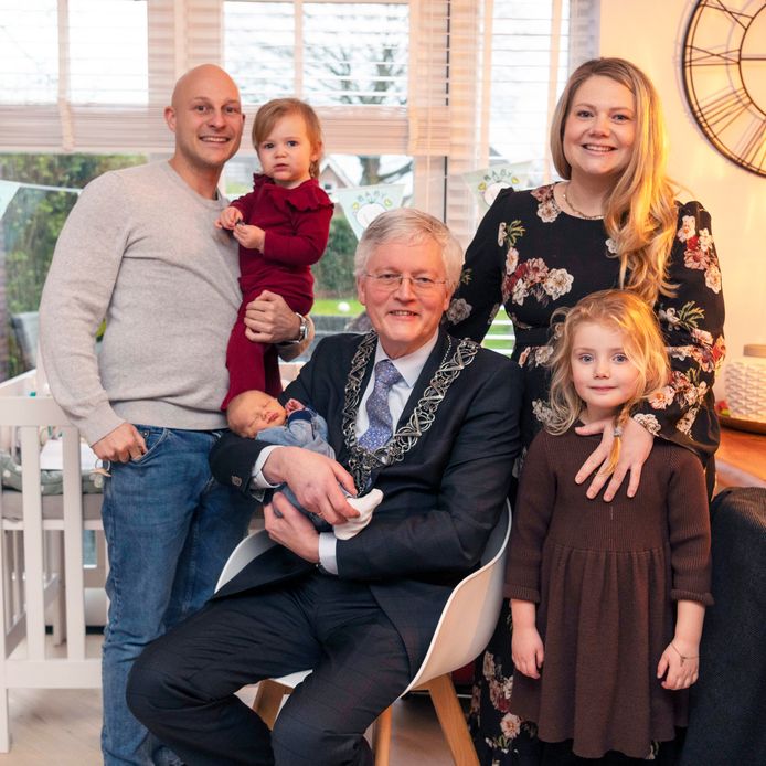 Mathias Hilgers wordt door Burgemeester Theo Weterings welkom geheten als 225.000e inwoner van Tilburg. Vader Axel (met op zijn arm dochter Amelie), moeder Manon en dochter Sophie poseren mee voor de foto.