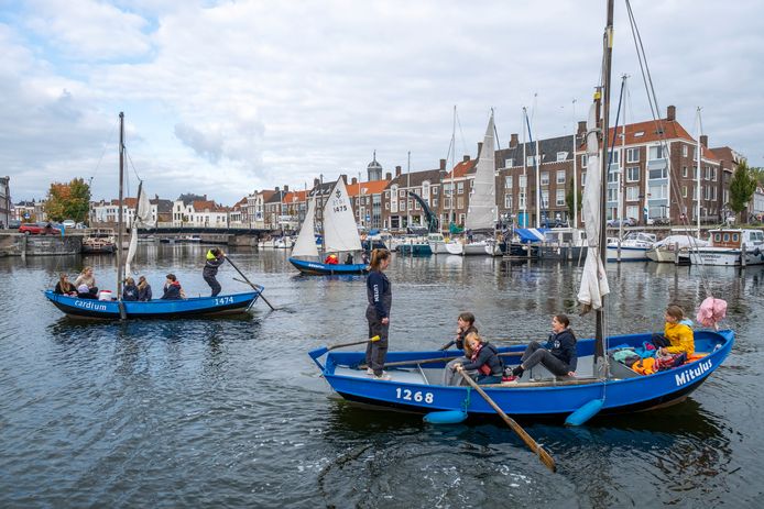 Waterscouts van de Lutem-groep in Middelburg roeien door de haven van Middelburg. In de Mitulus staat Jana van Schuylenburch aan het roer. De Zeeverkenners aan boord zijn Lieke Burggraaf, Amelie Clement, Linn Heilijgers en Sarah Deurloo (van links naar rechts).