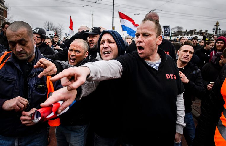 Demonstranten van Pegida voeren actie bij de Stopera in Amsterdam actie tegen de islamisering van Europa, 5 november 2018.  Beeld ANP