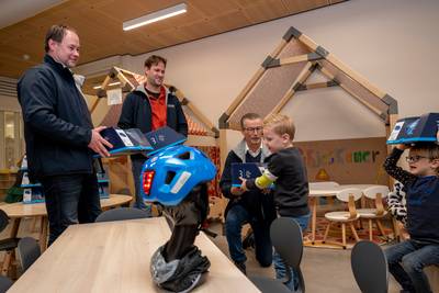 Kiwanis deelt gratis helmen uit aan schoolkinderen in Wouw: ‘Mogen we die echt houden?’