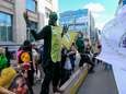 Klimaatjongeren nemen stukje Wetstraat over met meterslang spandoek: “Naast corona is er nog een veel grotere crisis”
