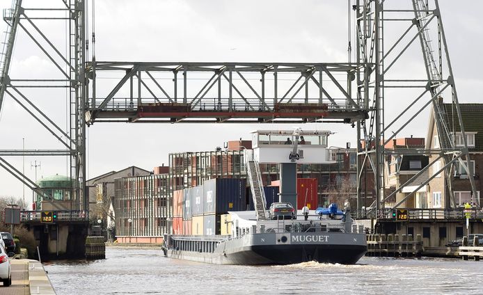Als het aan schippersorganisatie Schuttevaer ligt, komt er een aquaduct als extra oeververbinding in Boskoop