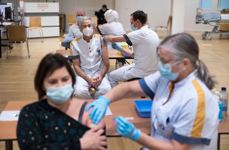 Het Maasstad Ziekenhuis vaccineert de eerste IC-verpleegkundigen. Beeld Arie Kievit