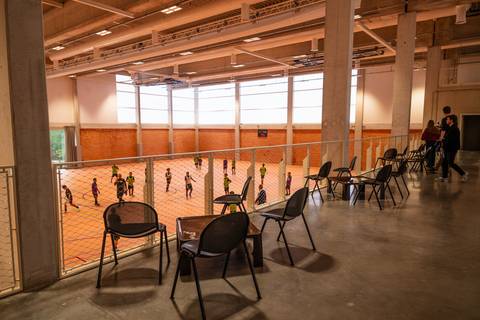 Rondleiding door het nieuwe gebouw P op Campus Drie Eiken van de Universiteit Antwerpen. Sporthallen, sportstudio en foodhall. Portretten van Luc De Backer - Projectcoordinator, Nils Van de Velden - Coördinator Sportdients, Inge Denecker - Projectcoördinator bouw, Catherine Ongenae - Domeincoördinator Komida-koventa-sport-cultuur-studentenleven. ©Tessa Kraan