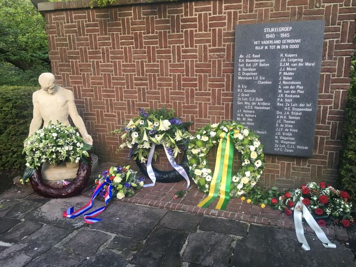 Ruim vierhonderd mensen hebben tijdens Dodenherdenking op begraafplaats Westduin in Den Haag de leden van de Stijkelgroep herdacht.