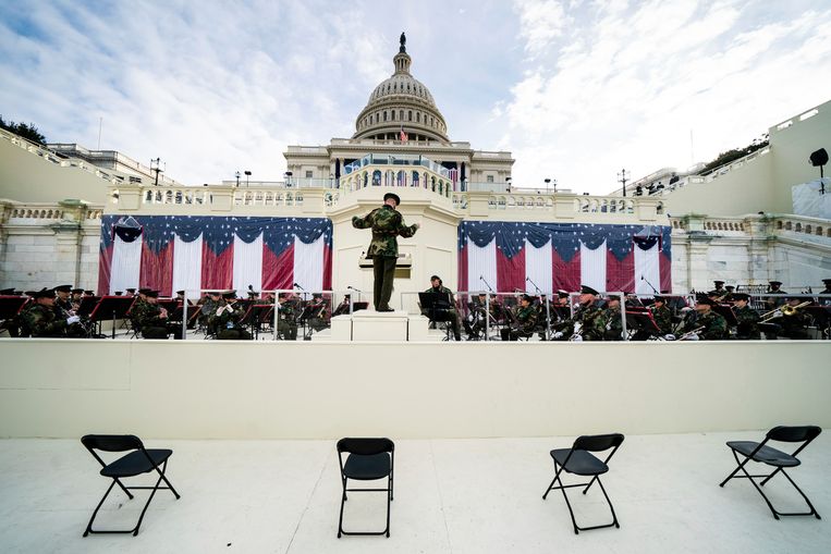 Leden van het militaire orkest oefenen voor de eedaflegging van Joe Biden, morgen in Washington.  Beeld AP