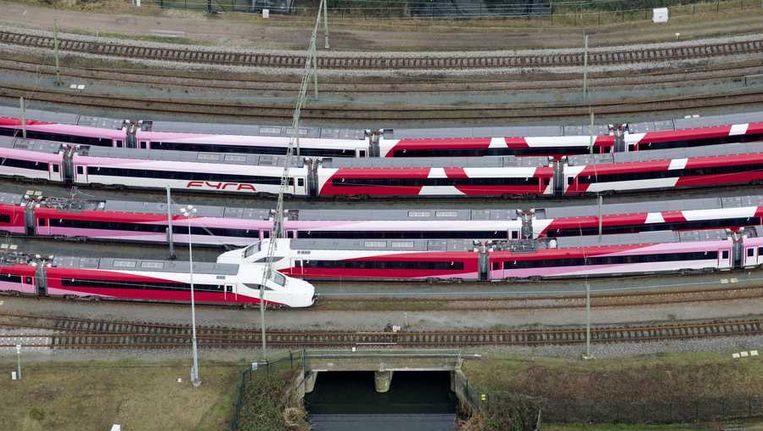 Fyra-treinstellen staan geparkeerd op het rangeerterrein Watergraafsmeer. Beeld anp