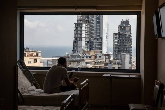 "In de hoofdstad zijn de intensive care-afdelingen en ziekenhuisafdelingen die zijn opgezet in de openbare ziekenhuizen om de epidemie te bestrijden vol", zei Hassan aan radiostation La Voix du Liban. "Ook in de meeste particuliere ziekenhuizen die patiënten met het coronavirus opvangen, zijn de bedden op de ic vol."