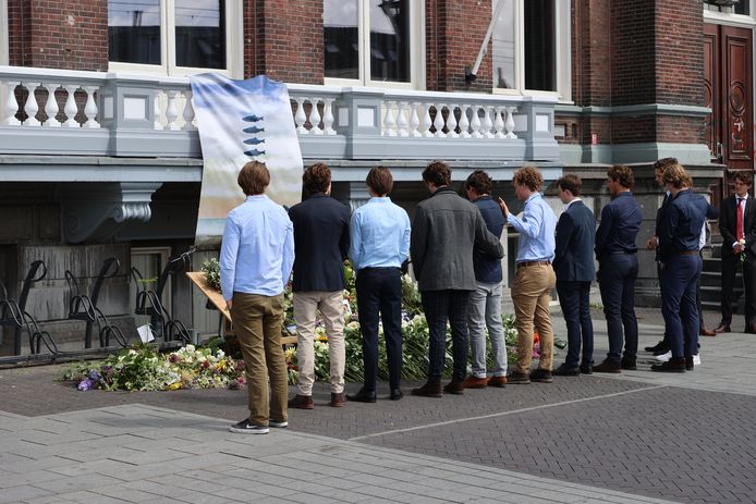 Honderden mensen namen vanmiddag afscheid van de twee Delftse surfers.