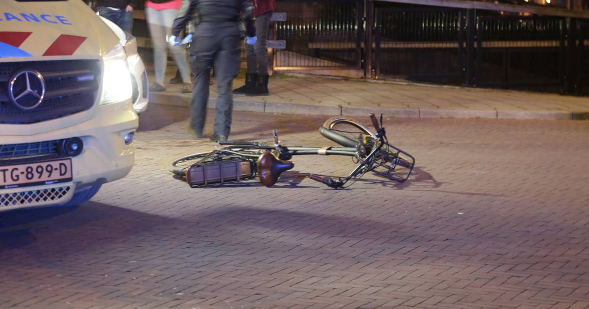 Fietser raakt gewond door aanrijding met auto in Almelo.