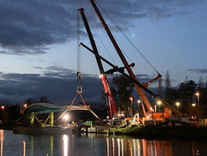 De brug is zo goed als klaar om getild en geschoven te worden