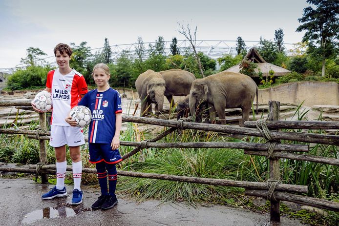 Jonge FC Emmen-fans met het nieuwe thuis- en uittenue voor jeugd tot 18 jaar.