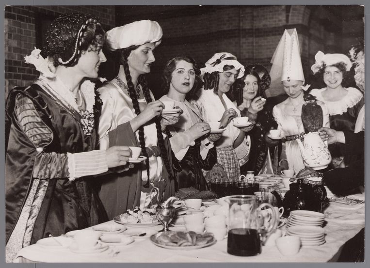 Van links naar rechts: Louise de Coligny, Miriam (zus van Mozes), Anna Maria van Schuurman, Betje Wolff, Harriet Beecher Stowe, Maria van Bourgondië en Aagje Deken. Beeld Collectie IAV-Atria
