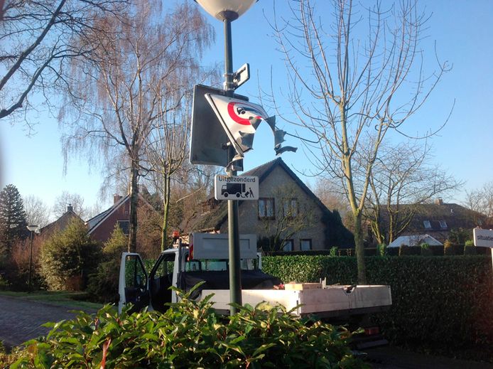 Een door vuurwerk vernield verkeersbord.