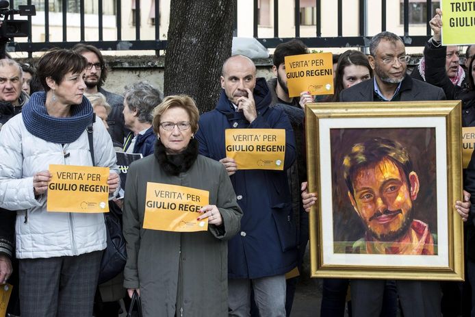 Archiefbeeld: demonstranten bij de Egyptische ambassade in Rome met een portret van de vermoorde Giulio Regeni.