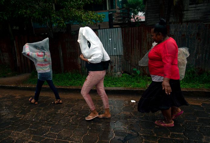 Inwoners van Bilwi, in Nicaragua, bereiden zich voor op de komst van orkaan Eta.
