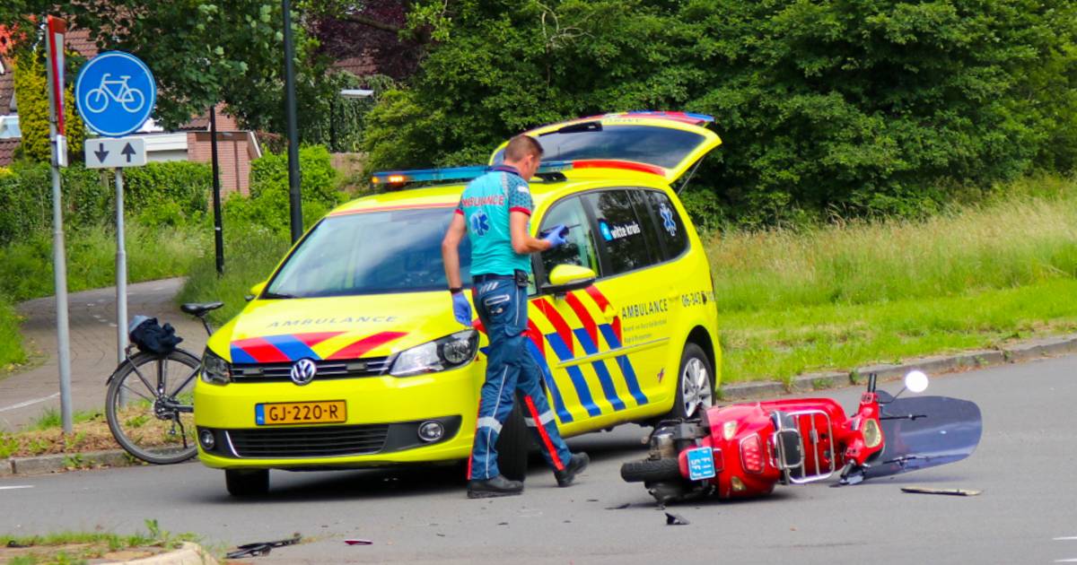 Scooterrijdster gelanceerd bij botsing met auto in Apeldoorn.