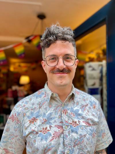 Na zijn tragische dood werd de kist van de kleurrijke Stijn (1986 – 2023) getatoeëerd: ‘Blijf vooral